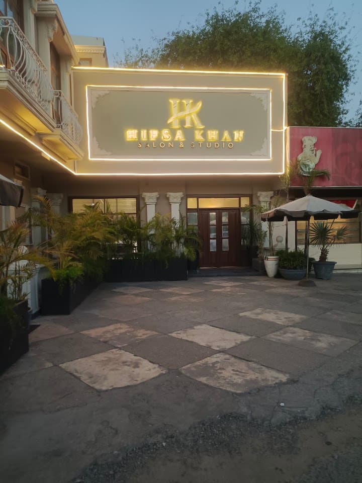 Hifsa Khan Salon 2